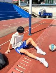 调皮二娃上线，穆勒庆祝夺冠时和25号队友高尔德顶牛假装受伤