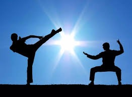 波士顿红袜队主场芬威球场依然保留着人工计分板，维持着百年的传统气息